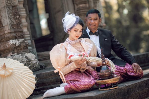 Ảnh cưới bị người khác mỉa mai nhìn như hai cha con