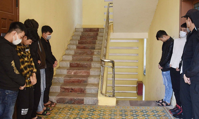 Những đối tượng dương tính với chất ma túy bị đưa về trụ sở công an. Ảnh: Zing