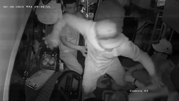 Các đối tượng liên tục chửi bới rồi hành hung tài xế lẫn phụ xe. Ảnh cắt từ clip