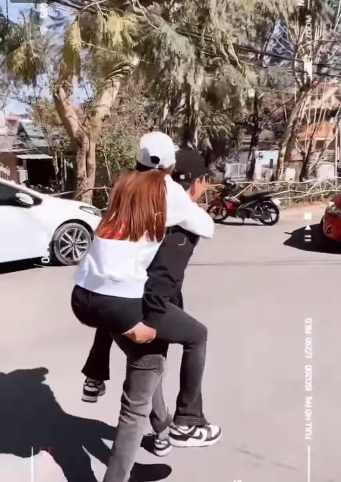 Cả hai tung tăng cùng nhau dạo phố, Trường Giang còn không ngại cõng bà xã trên lưng