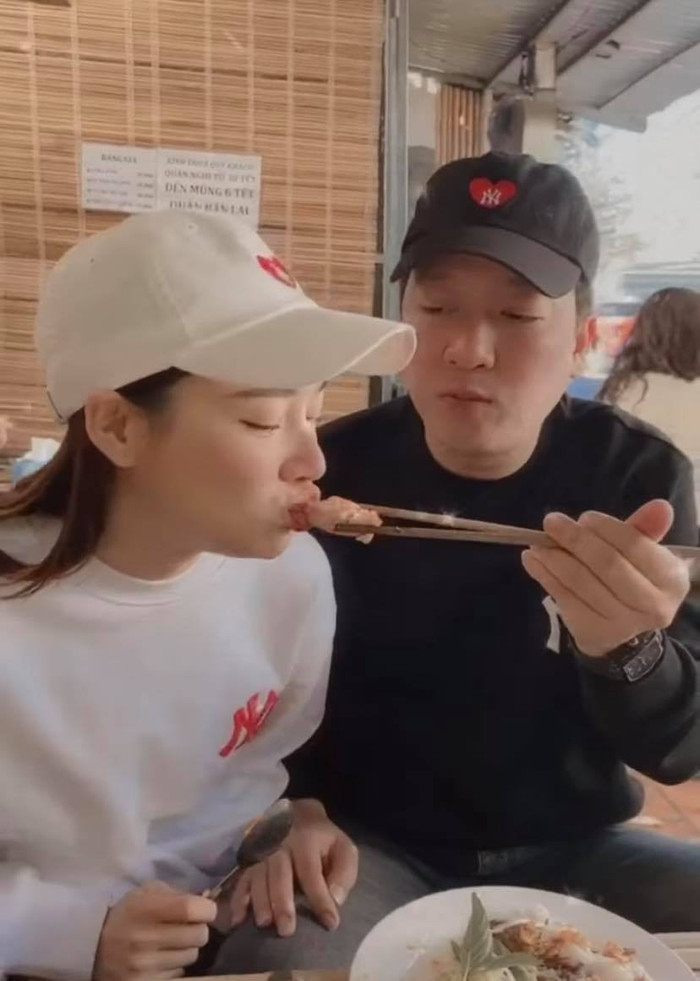 Nữ diễn viên 'Tuổi thanh xuân' khiến dân tình ghen tị khi được chồng đút từng miếng ăn mà không phải 'động tay động chân' vào bất cứ việc gì