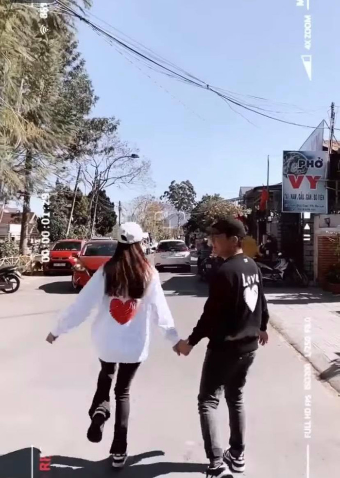 Lâu lâu mới được trốn con, Nhã Phương và Trường Giang đều diện đồ đôi từ đầu đến chân, trông cả hai chẳng khác gì cặp đôi còn đang hẹn hò