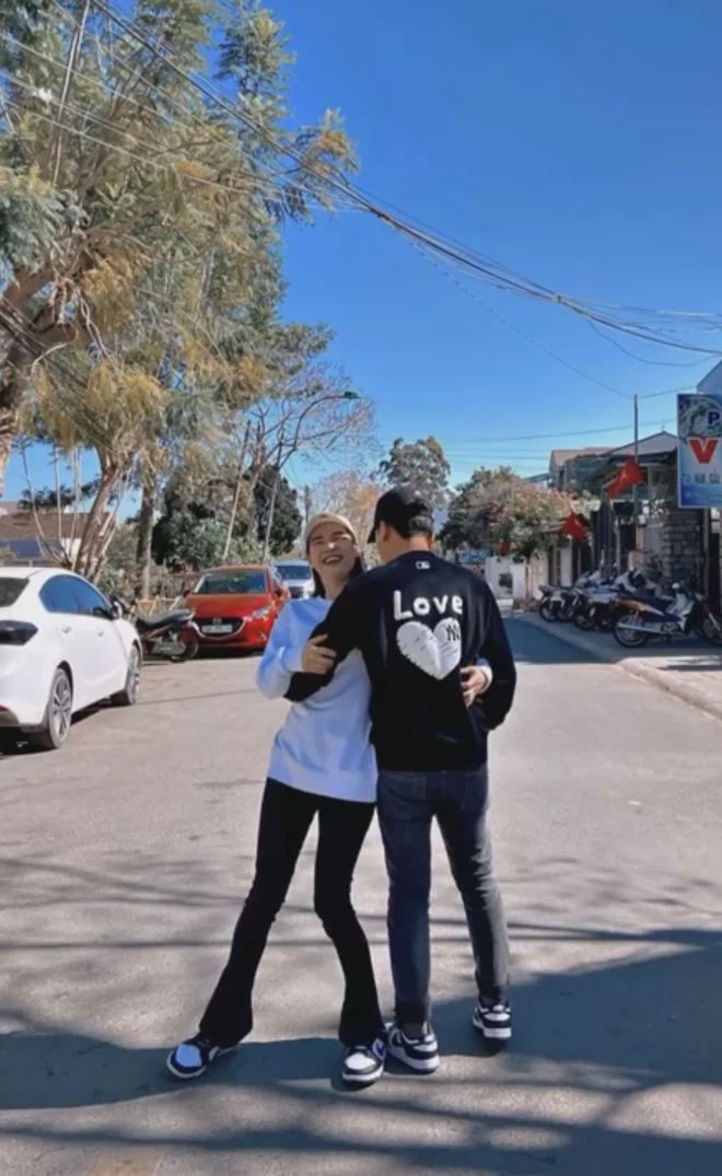 Đăng kèm đoạn clip, Nhã Phương còn gửi lời chúc đến mọi người: 'Hôm nay ngày vía Thần Tài, vợ chồng em chúc cả nhà tiền vàng đầy đủ, hạnh phúc quanh năm'