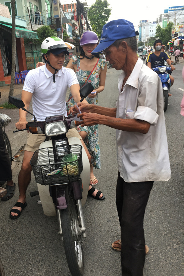 3 năm 1 chiếc nón bảo hiểm, Công Vinh đèo Thủy Tiên trên xe máy cũ: Fan ngưỡng mộ vì giản dị, thủy chung Ảnh 4