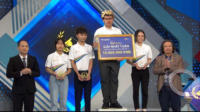 Duy Quân xuất sắc bước lên bục cao nhất sau khi vượt qua các đối thủ nặng ký khác. Ảnh: Fanpage Đường lên đỉnh Olympia
