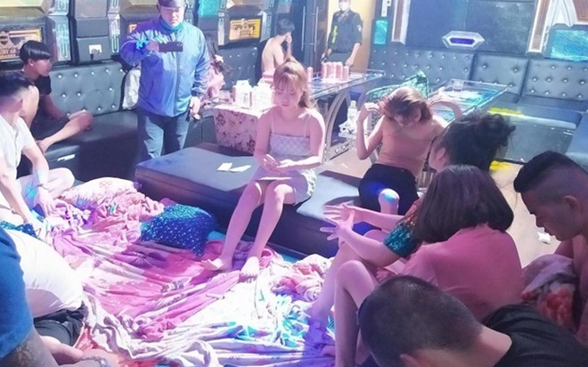 Hàng chục nam, nữ thanh niên 'bay lắc' trong quán karaoke bất chấp lệnh cấm để phòng dịch COVID-19 Ảnh 2