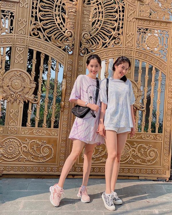 Mới đây, khi xuống phố những ngày đầu năm, cặp đôi Nam Anh, Nam Em gây thương nhớ với bộ cánh đơn giản theo style năng động cùng áo phông giấu quần. Nhưng điều khiến set đồ trở nên thời thượng là cách sử dụng phụ kiện. Nam Anh đi sneaker của Dior giá 23 triệu đồng, còn chiếc túi Prada của Nam Em có giá hơn 32 triệu đồng. Ngoài ra trên tay cô còn mang đồng hồ Cartier giá hơn 188 triệu đồng. 