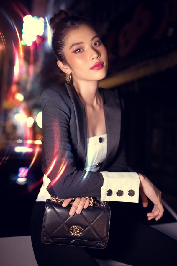 Nam Anh cũng không hề kém cạnh khi dùng cả loạt phụ kiện gồm túi và hoa tai đến từ nhà mốt Chanel - thương hiệu cực kỳ đắt giá của Pháp. 