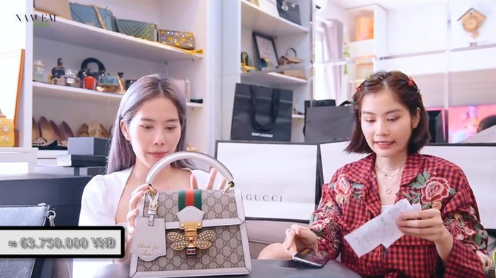 Trước đó, cả hai còn gây choáng với màn đập hiệu cùng nhiều item hàng chục, hàng trăm triệu, như túi của thương hiệu Gucci. 