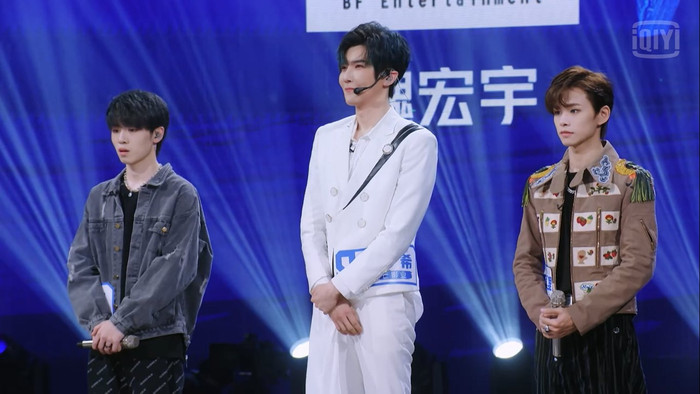 Ngụy Hồng Vũ nhỏ bé khi đứng bên cạnh hai thí sinh khác