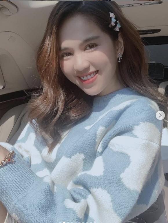 Cô nàng còn sử dụng nhiều chiếc kẹp tóc để điểm tô nhan sắc. Mái tóc uốn xoăn nhẹ nhàng, tôn lên gương mặt trái xoan thanh tú. 