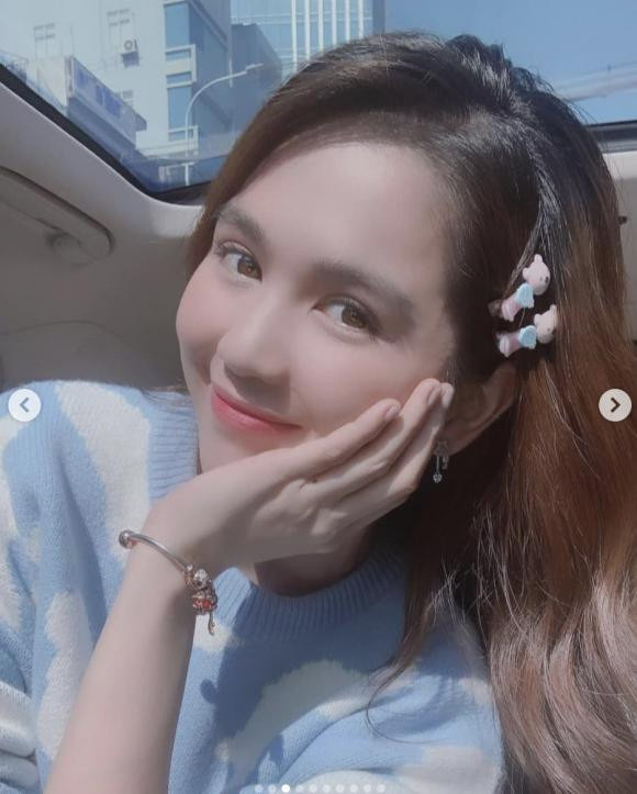 Không cần hở hang, Ngọc Trinh vẫn có cách rất riêng thu hút sự chú ý. 