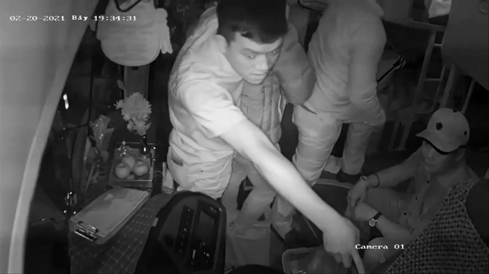 Một phần diễn biến của vụ việc được camera ghi lại. 