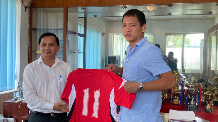 Anh Đức kí hợp đồng 1 năm với CLB Long An.