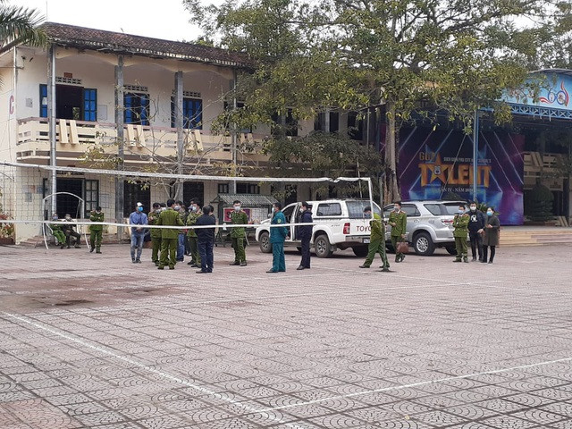 Lực lượng chức năng khám nghiệm hiện trường vụ cháy. Ảnh: Dân Trí