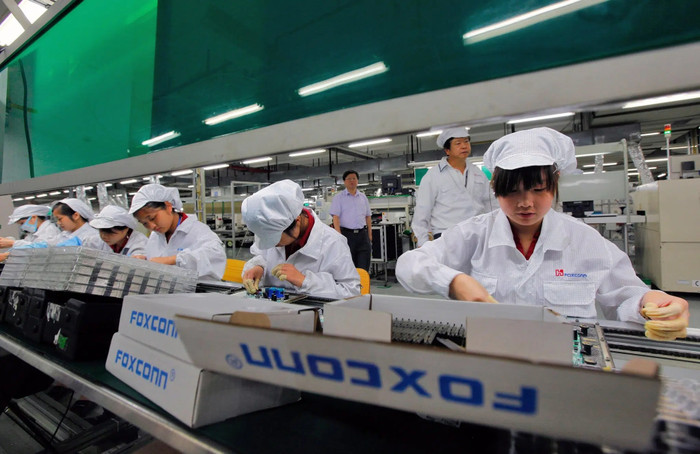 Bên trong một nhà máy của Foxconn. (Ảnh: YM YIK | EPA)