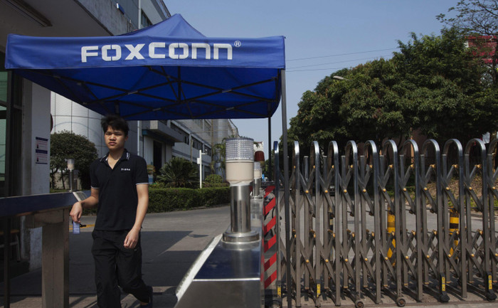 Một công nhân rời khỏi nhà máy Foxconn ở thị trấn Long Hoa ở Thâm Quyến, tỉnh Quảng Đông, Trung Quốc. (Ảnh: Reuters)
