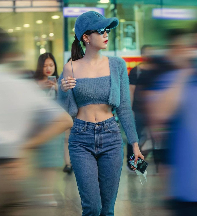 Ngọc Trinh khoe vòng eo thon thả, săn chắc với mẫu áo croptop lông và áo khoác cardigan đồng chất liệu.  