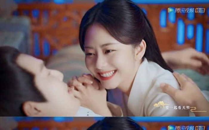 Chung Hán Lương - Đàm Tùng Vận lộ cảnh thân mật trên giường ở phim mới, Vương Nhất Bác bị réo tên Ảnh 2