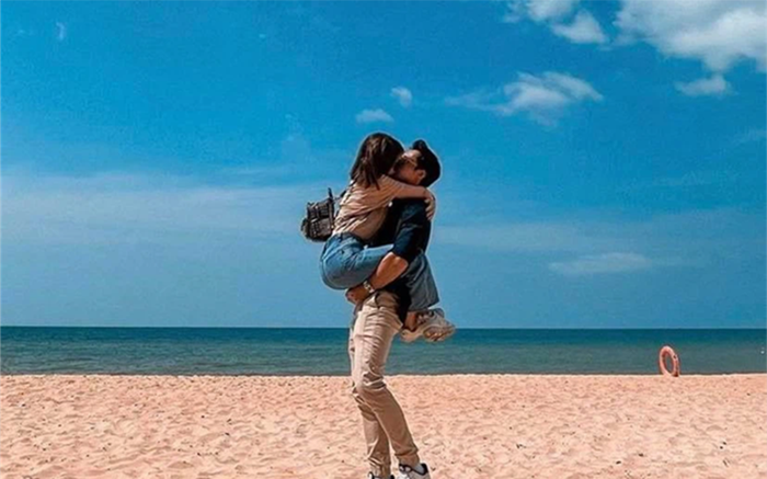 Nghi vấn Thái Trinh hôn đắm đuối bạn trai tin đồn trên bãi biển Ảnh 2