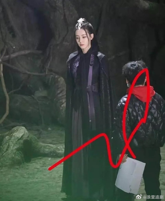 Sau tin đồn 'tái hợp' Hoàng Cảnh Du, Địch Lệ Nhiệt Ba khoe thân hình bốc lửa Ảnh 9