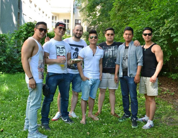 Huy Trần (thứ hai từ trái qua) có ngoại hình chưa được điển trai như hiện tại