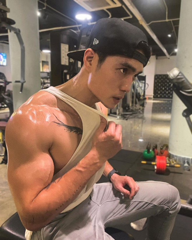 Ngoại hình sáu múi hiện tại của Huy Trần khiến nhiều cô nàng mê mệt