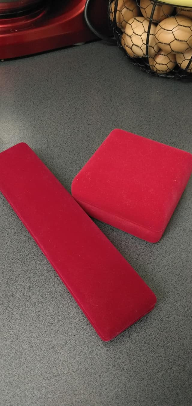 Ngỡ chồng tặng vàng thỏi, vợ háo hức mở quà thì 'méo mặt' khi thấy món này Ảnh 1