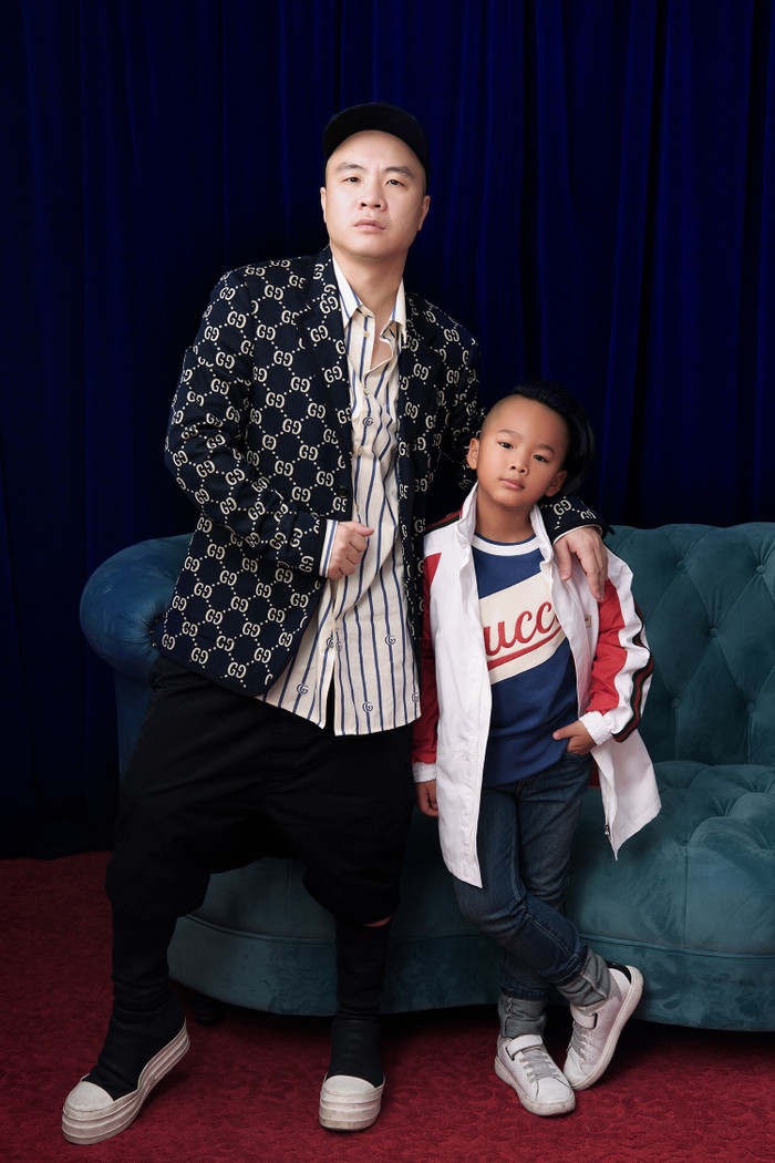 Nhím (Đỗ Hoàng Phúc) diện trang phục mang phong cách thể thao phóng khoáng, năng động, phù hợp với sự tinh nghịch, nhiều năng lượng, có thiên hướng nghệ thuật của bé.