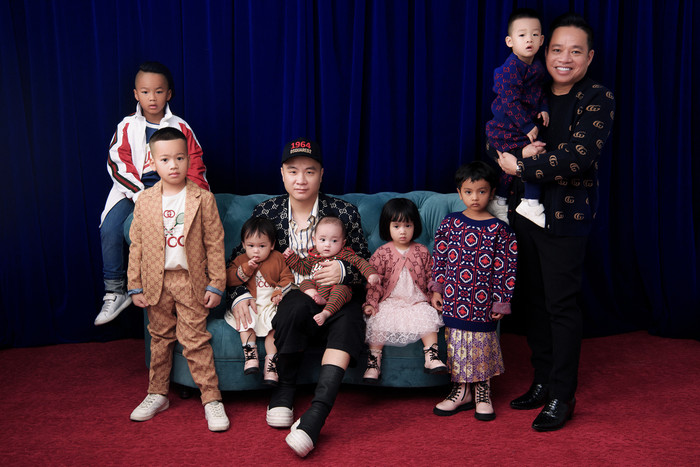 Được biết, bên cạnh trang phục thuộc thương hiệu của gia đình, anh cũng hay mua hàng hiệu với tinh thần ủng hộ, lan toả những thiết kế đẹp trong thế giới thời trang