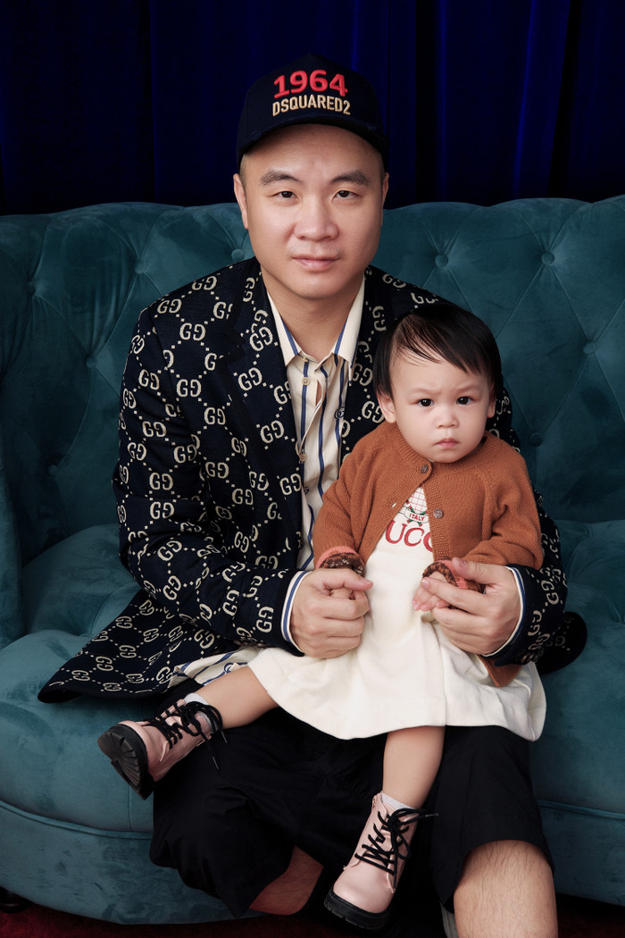 Én (Đỗ Phạm Ngân Hà) mặc váy màu be, phối áo khoác nâu. Cô bé được NTK tiết lộ có tính cách mạnh mẽ, có thể trở thành người lãnh đạo