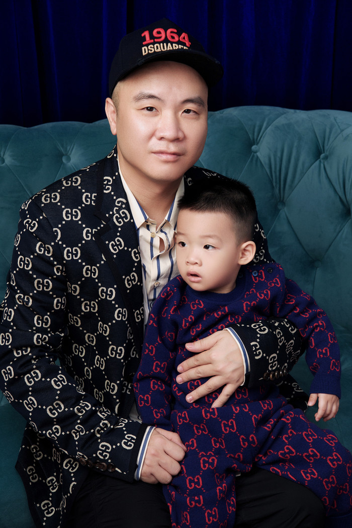 Gấu (Đỗ Phạm Huy Minh) diện bodysuit với hoạ tiết chữ đặc trưng của Gucci. Đây là cậu bé có ngoại hình giống NTK Đỗ Mạnh Cường nhất, khiến nhiều người bất ngờ