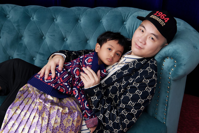 Linh Đan (Đỗ Phạm Linh Đan) trông không kém cạnh người mẫu nhí chuyên nghiệp với áo sweater kết hợp với chân váy có màu sắc, hoạ tiết rực rỡ. Cô bé được kỳ vọng sẽ trở thành “nàng thơ” trong tương lai của bố Đỗ Mạnh Cường