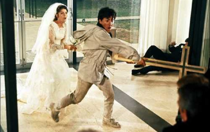 Thấy bạn gái đi lấy chồng, chàng trai liền đạp xe đạp xông vào hôn trường cướp dâu Ảnh 2