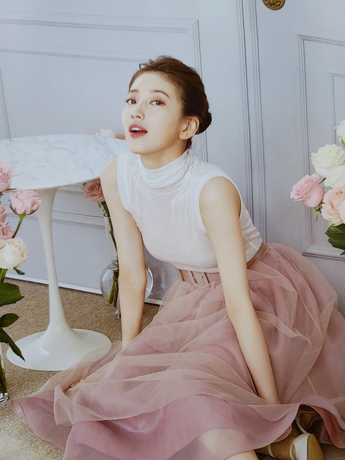 Hình ảnh của cô nàng 'tình đầu quốc dân' cho tạp chí Marie Claire dù rất xinh đẹp nhưng phong cách của cô vẫn còn bị một màu 