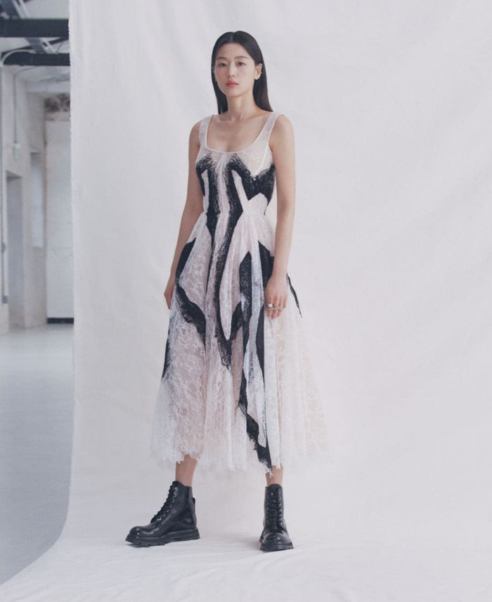 Sở hữu thân hình như model nên Jeon Ji Huyn lại càng vô cùng phù hợp với vị trí làm đại sứ cho các brand thời trang