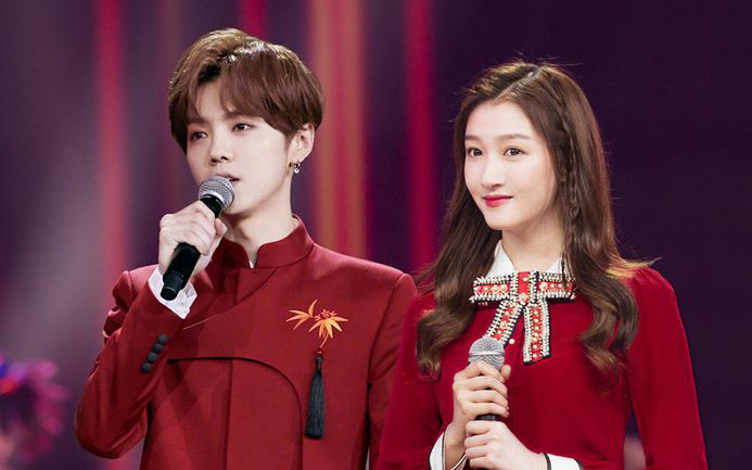 Nếu ở trên là 'couple vô thực' thì đây lại là cặp đôi 'hàng thật giá thật' khiến Weibo nghẽn mạng, báo lỗi khi cả hai công bố chuyện tình cảm.