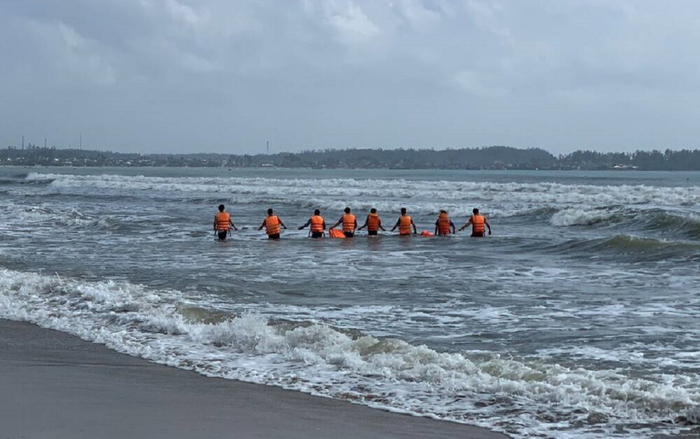 Vụ bảo vệ lao ra biển cứu học sinh bị đuối nước rồi mất tích: Đã tìm thấy 2 thi thể Ảnh 2