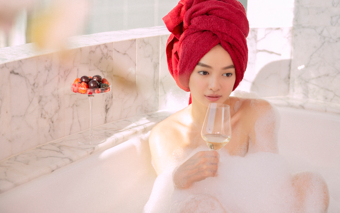 Những cảnh nóng đỏ mặt của Kaity Nguyễn trong 'Gái già lắm chiêu V' Ảnh 2