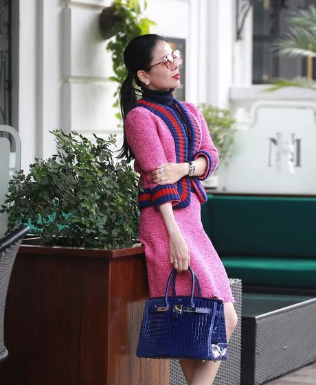 Bên cạnh đó, không thể đếm được số lượng quần áo, phụ kiện hàng hiệu mà cô nàng sở hữu. 