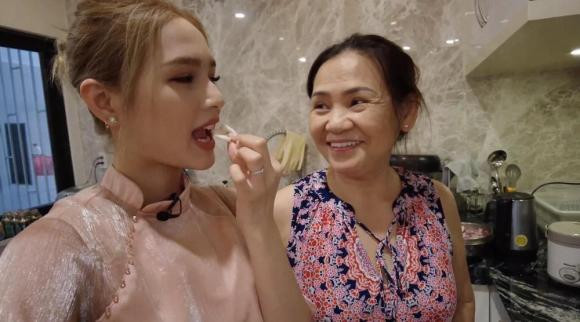 Mẹ chồng nàng dâu trò chuyện vui vẻ trong bếp. 