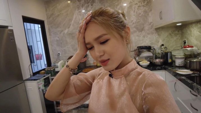 Xoài Non có vẻ khá bất ngờ khi nghe câu chốt của mẹ. 