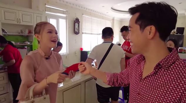 Xoài Non được nhận lì xì khi tới nhà chồng. 