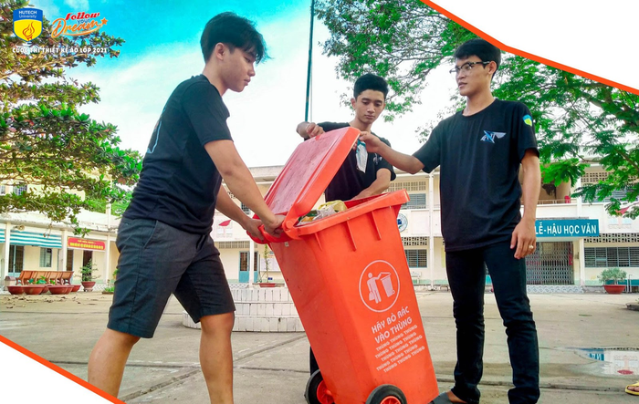 Các teen THPT Thiết kế áo lớp 2021 cũng không quên lan tỏa thông điệp bảo vệ môi trường. Chiếc áo lớp từ HUTECH đồng hành cùng các thành viên lớp 12A11 - THPT Hiếu Phụng (Vĩnh Long) trong mọi hoạt động vui chơi đến vệ sinh trường.