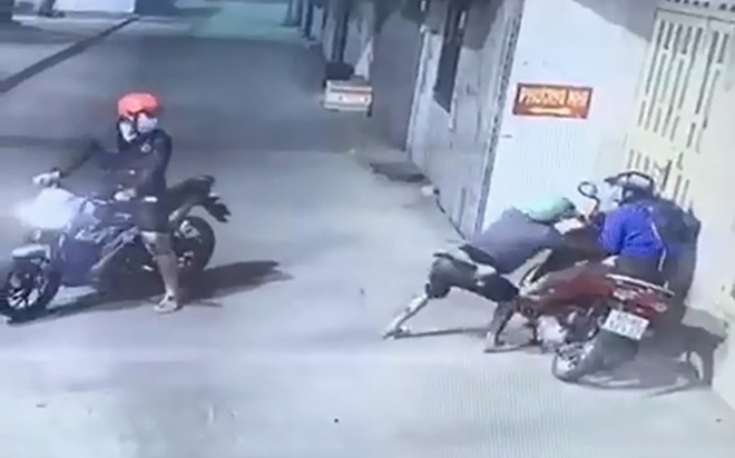 Nhóm cướp táo tợn chặn đầu xe, dùng bình xịt hơi cay tấn công đôi nam nữ để cướp túi xách Ảnh 2