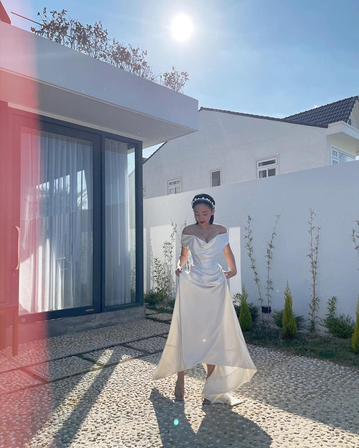 Thiết kế tinh giản nhưng vô cùng hài hòa, khoe được hết nét đẹp hình thể, vòng eo thon thả của giọng ca 'Ngày mai'. 