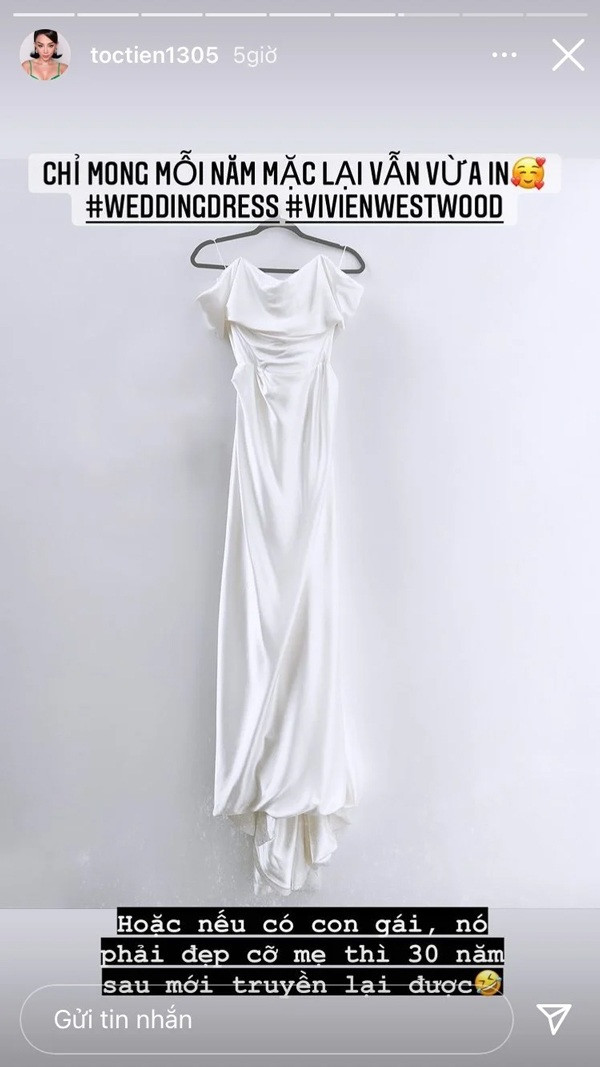 Ngoài ra, cô cũng ao ước mỗi năm được mặc vừa nó, hoặc nếu có con gái đẹp như mẹ thì 30 năm sau sẽ truyền lại. 