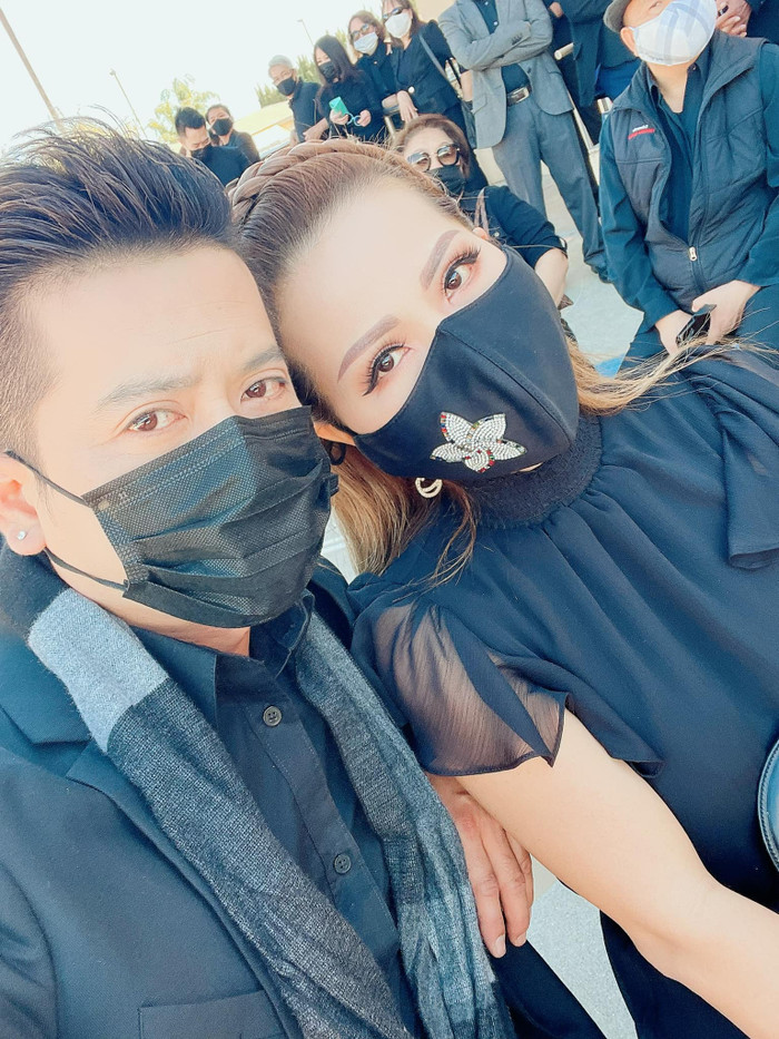 Nhiều khán giả còn để lại bình luận 'mỉa mai' rằng cả hai không cần selfie cận mặt như thế này để thể hiện mối quan hệ thân thiết khi đi dự đám tang đâu