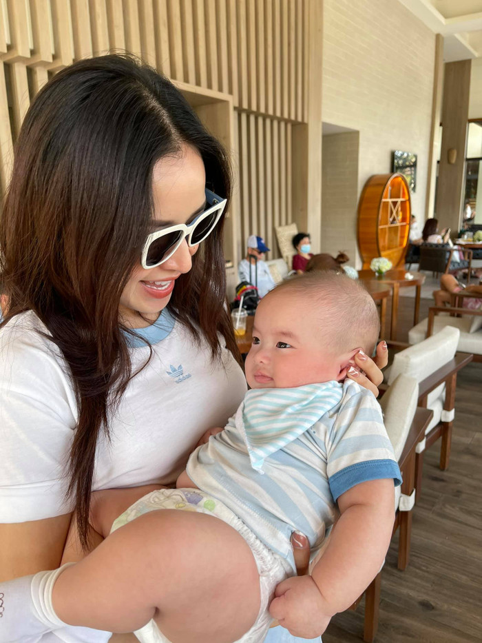 Dương Khắc Linh khuyên Chi Pu 'đẻ liền': Hôm trước bế con Hà Hồ, nay hí hửng ẵm cặp hoàng tử song sinh Ảnh 3