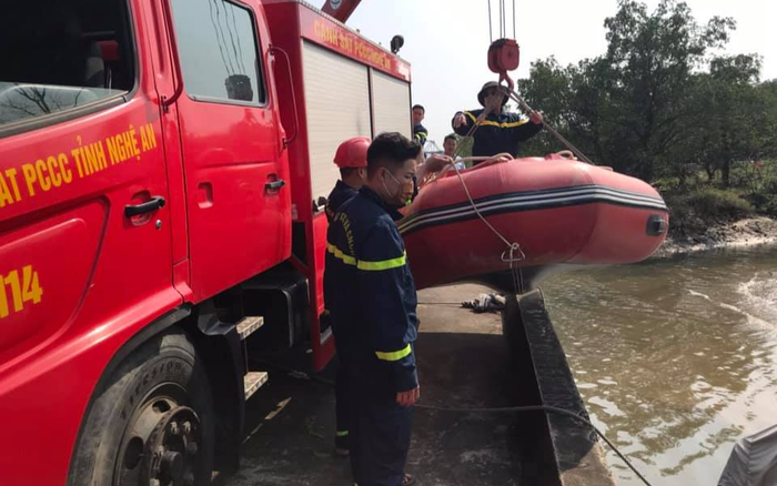 Nam thanh niên để lại xe máy và ví tiền rồi nhảy cầu Ảnh 2